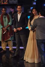 Imran Khan, Anushka Sharma on the sets of ZEE Saregama in Famous on 24th Dec 2012 (49).JPG
